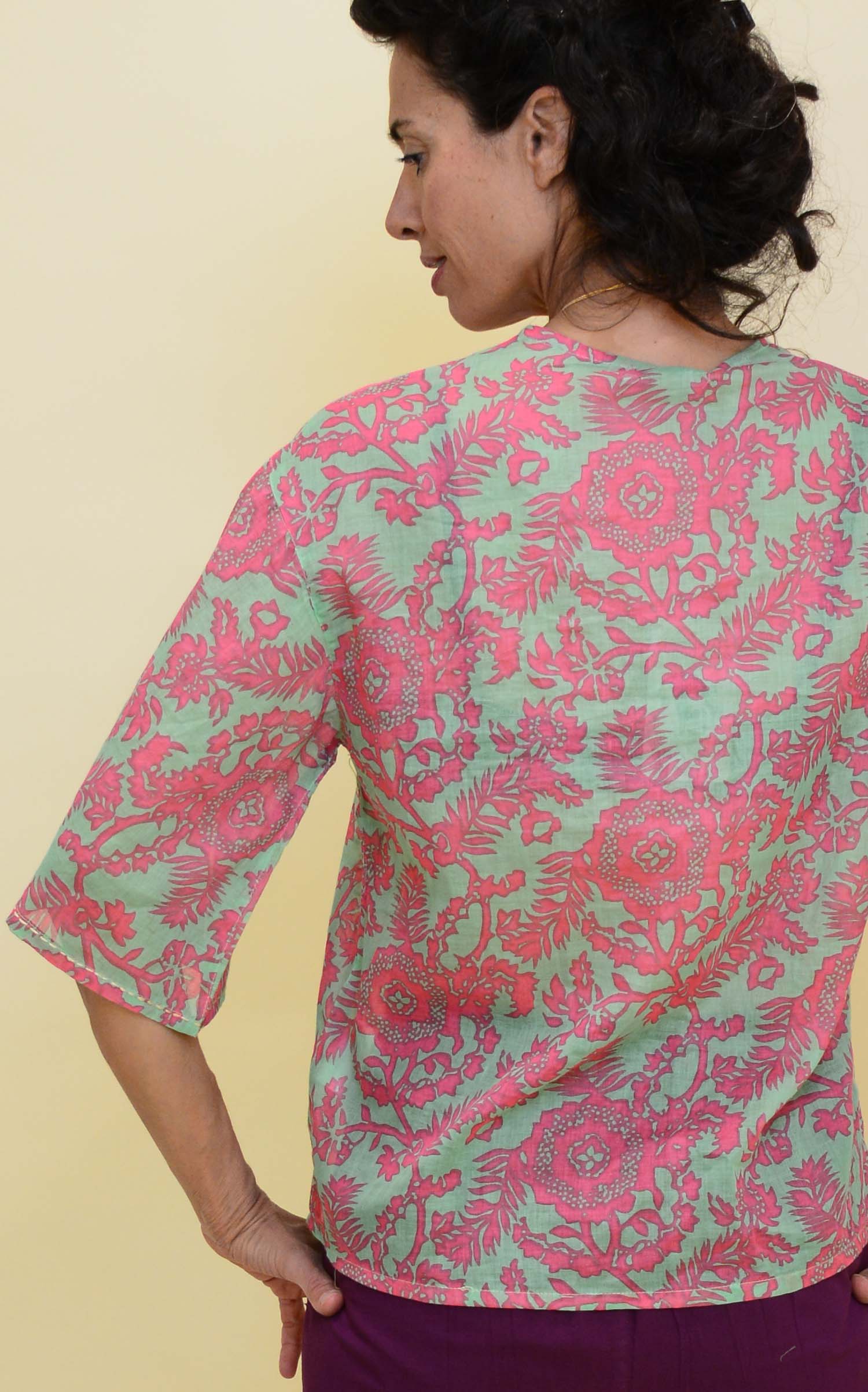 חולצת וי – תמונה 2 חולצת וי – תמונה 2