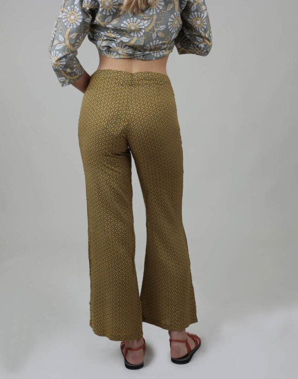 מכנסיים מתרחבים