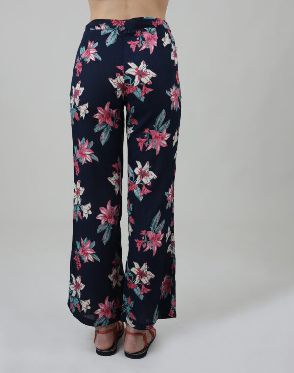 מכנסיים מתרחבים