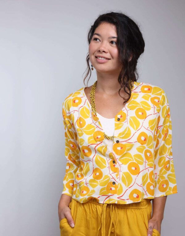 חולצת כפתורים