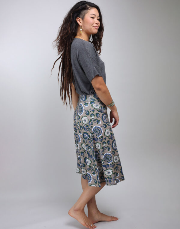 חצאית ברך מודפסת