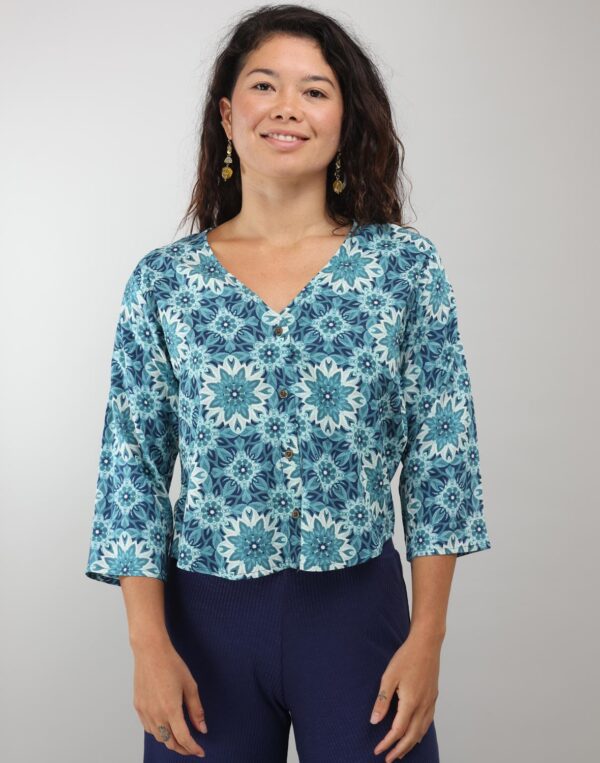 חולצת כפתורים