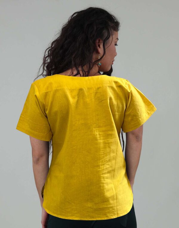 חולצת כפתורים