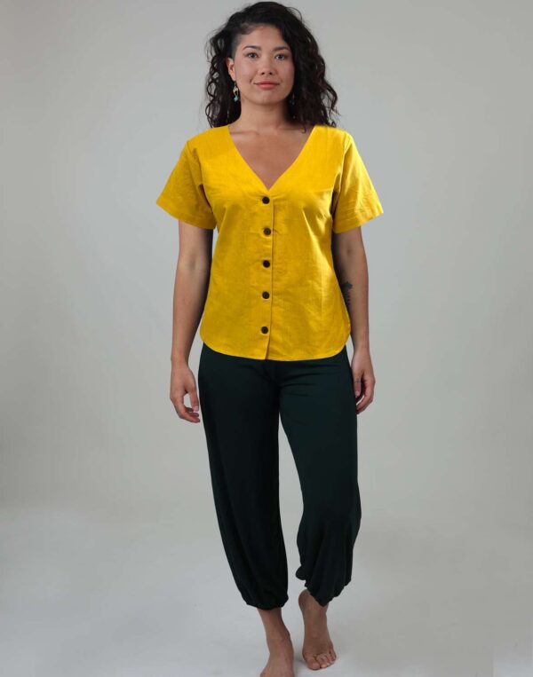 חולצת כפתורים