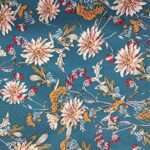 פרחי קיץ על רקע כחול