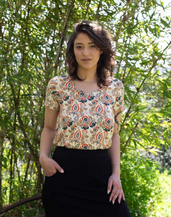 חולצת טי מודפסת חולצת טי מודפסת