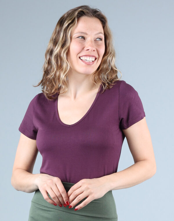 חולצת V בייסיק