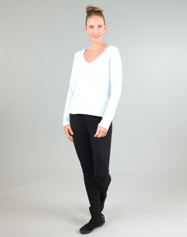 חולצת וי חלקה