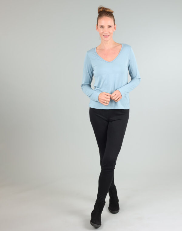 חולצת וי חלקה