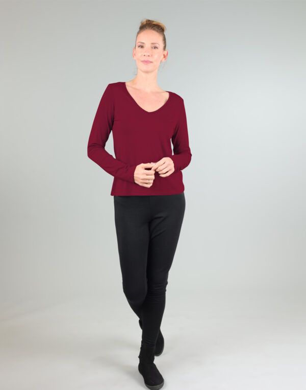 חולצת וי חלקה