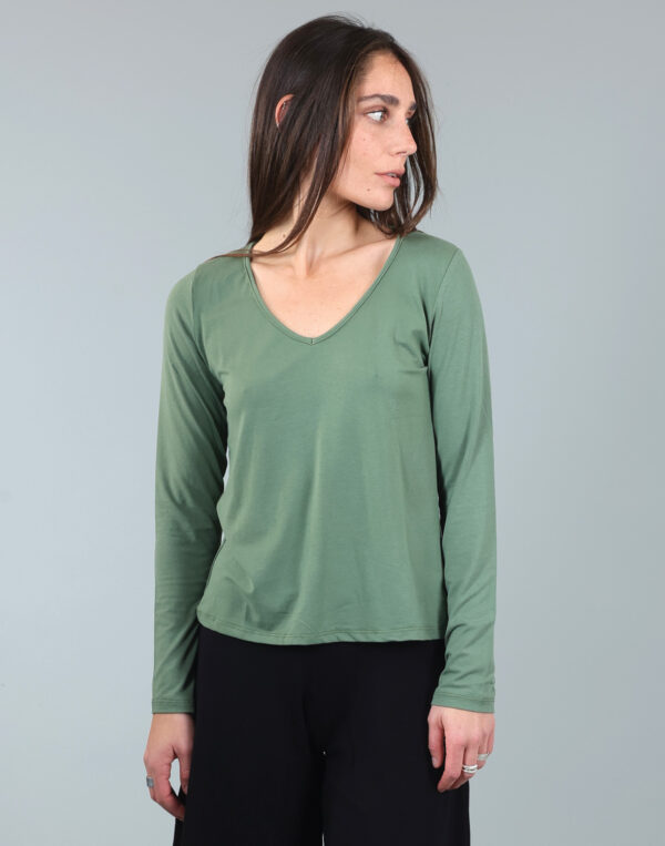 חולצת וי חלקה