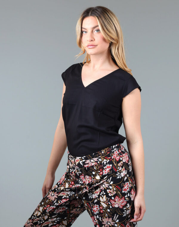 חולצת וי חלקה