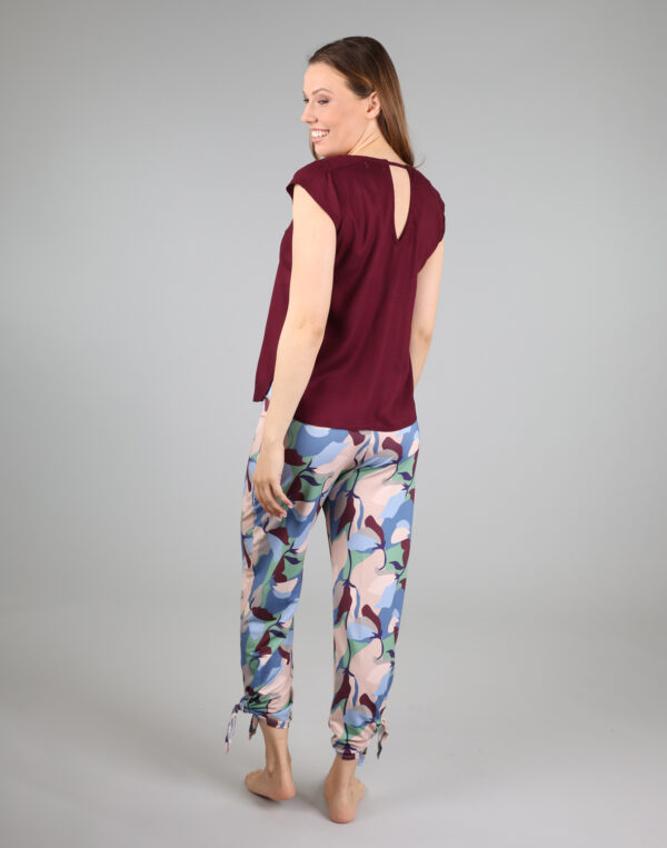 חולצת וי חלקה