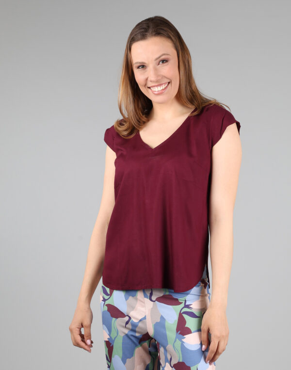 חולצת וי חלקה