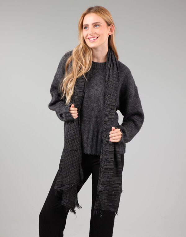 צעיף מקומט פסים צרים