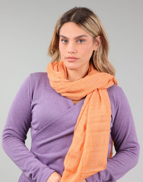 צעיף מקומט פסים צרים