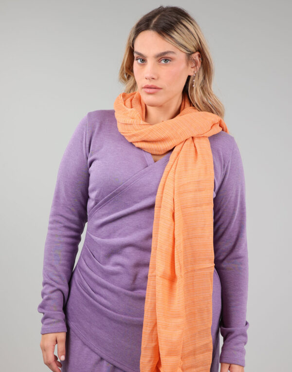 צעיף מקומט פסים צרים